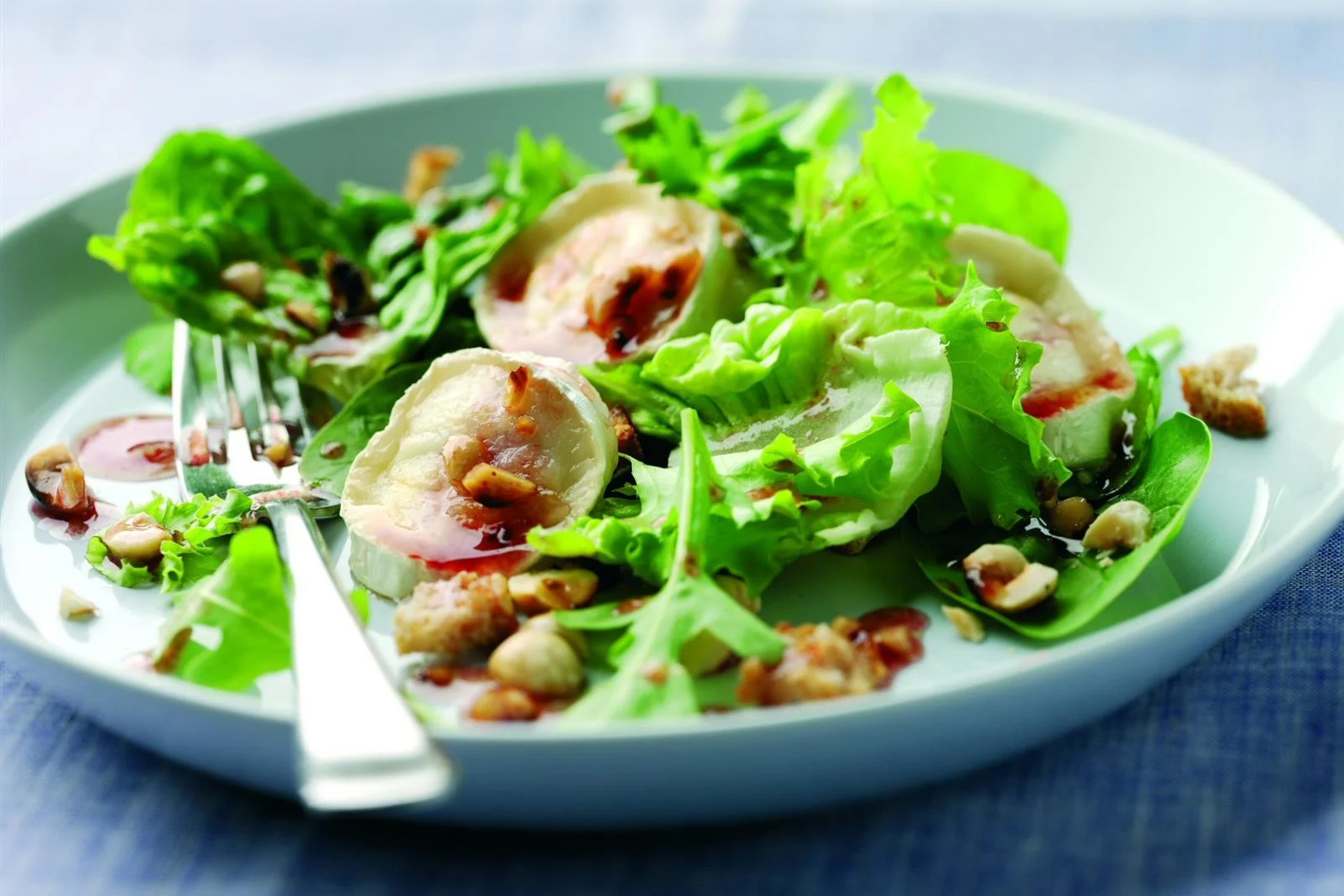 Geitenkaas salade met geroosterde hazelnoten en bosbessen dressing